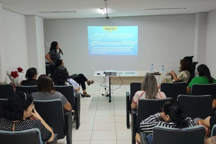 Semdes capacita assistentes sociais da SMS sobre benefícios para usuários