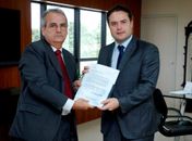 Presidente do TCE, Otávio Lessa, ao entregar lista tríplice a governador Renan Filho
