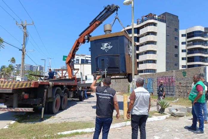 Operação recolhe trailers e barraca sem autorização na Jatiúca, Gruta e Flexal