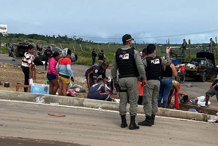 Viatura da PM capota após colisão com carro de passeio na AL-115, em Arapiraca; veja vídeo
