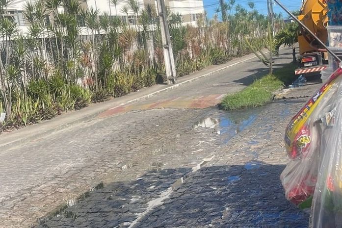 Empresa é autuada após efluente atingir rede de drenagem perto de residencial em Maceió