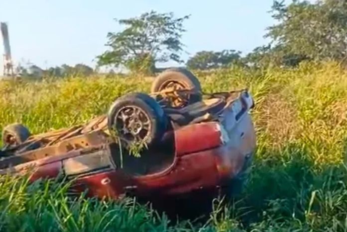 Carro capota após perder controle na AL-115 e deixa duas pessoas feridas