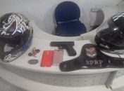 Simulacro de arma de fogo e aparelhos celulares recuperados