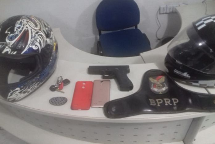 Simulacro de arma de fogo e aparelhos celulares recuperados