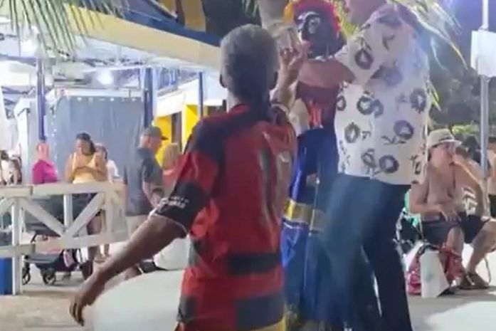 Apresentação de artista local termina em confusão na orla da Pajuçara, em Maceió
