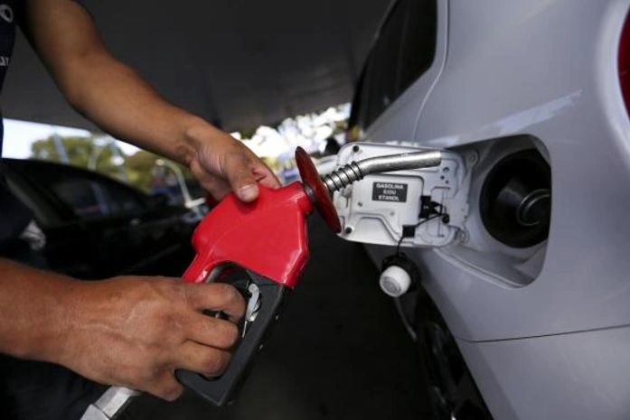 Preço médio da gasolina sobe e atinge recorde de R$ 3,85 para o consumidor