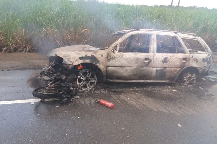 Carros e moto são encontrados em chamas nas margens da rodovia AL 413; veja fotos