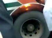 Pneu de ônibus pega fogo e assusta passageiros em Maceió