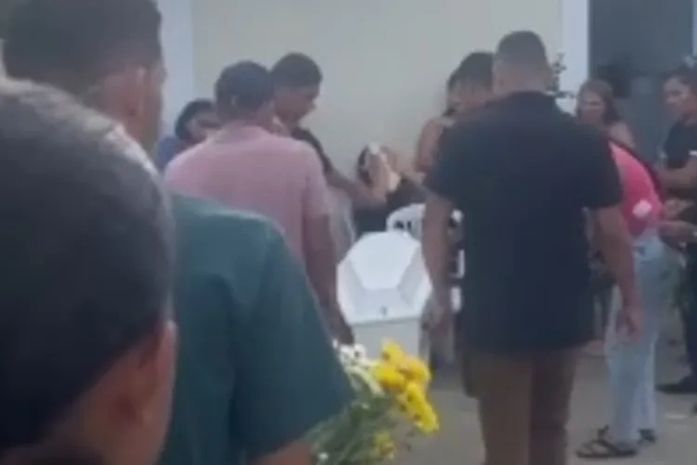 Vídeo: Menina de 3 anos vítima de disparo é sepultada sob comoção em Maceió