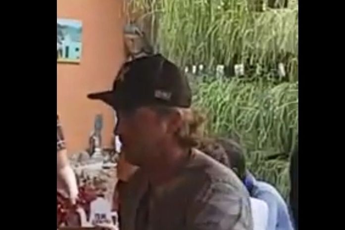 Zeca Dirceu é hostilizado em restaurante de Maceió: “Tchutchuca é você, palhaço!”; veja vídeo