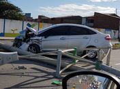 Motorista derruba poste e deixa trânsito lento na Avenida da Paz