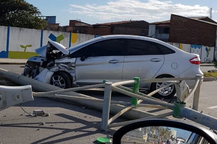 Motorista derruba poste e deixa trânsito lento na Avenida da Paz