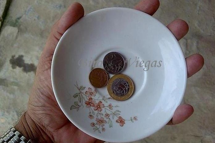 Enquanto, Renata Calheiros, espera que a Assembleia Legislativa decida sua vaga, no Tribunal de Contas, o povo eleitor do "Alagoas Daqui Pra Frente", está com o pires na mão