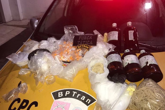 Parte do material desenterrado e apreendido