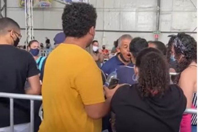 Vacinação: vídeo mostra discussão entre homem que estava na fila e guarda municipal