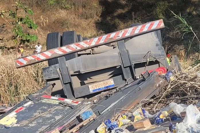 Após 7h, corpo de motorista que tombou caminhão no interior de AL é retirado das ferragens  