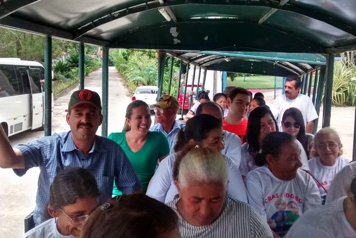 Idosos de Limoeiro de Anadia participam de passeio turístico em Balneário