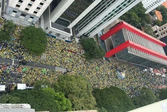 Bolsonaro reúne apoiadores e sete governadores em SP