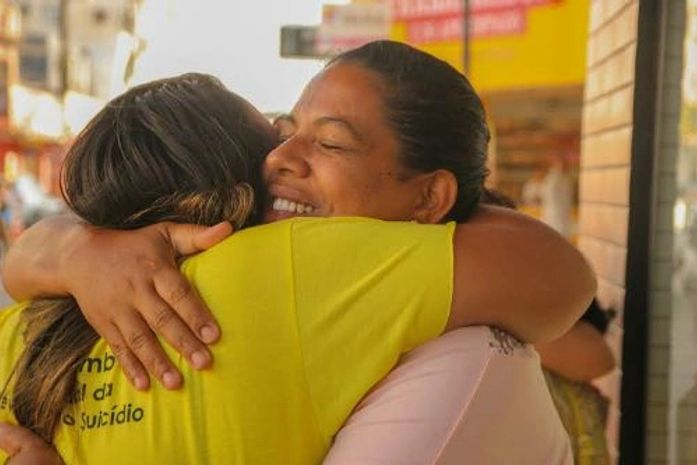 Grupo faz intervenção em praça e escolas alertando suicídio