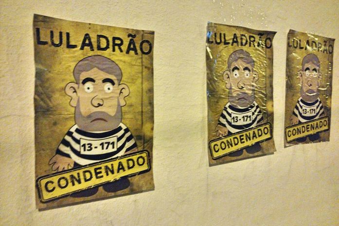 Movimentos anti-Lula colocaram fotos no Clube Fênix