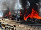 Ônibus pega fogo na garagem da Veleiro, no Trapiche da Barra