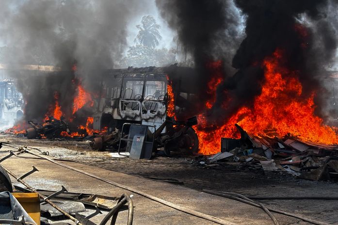 Ônibus pega fogo na garagem da Veleiro, no Trapiche da Barra