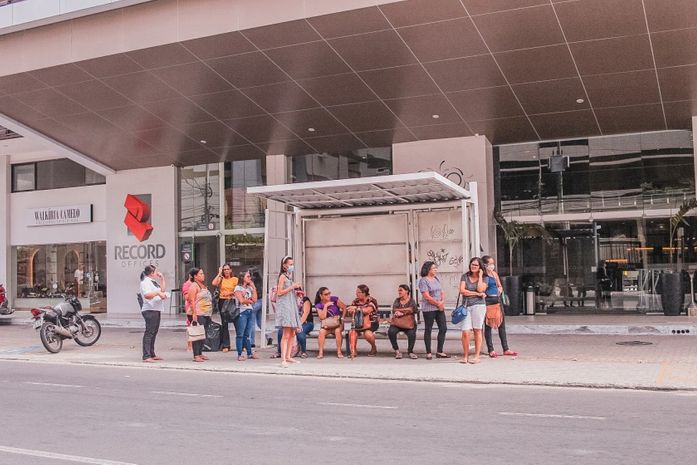 SMTT instala novos abrigos de ônibus na Ponta Verde