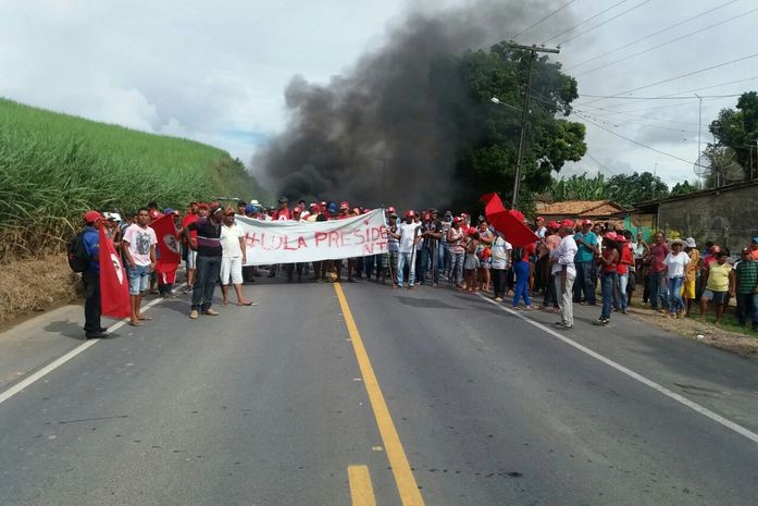 Manifestantes interditaram rodovia em Atalaia