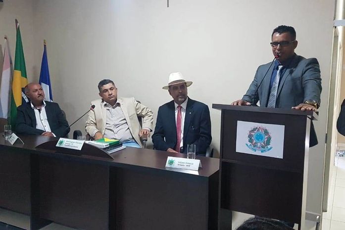 Prefeito Zé Cícero, presidente da Câmara, Wellington Mocedo (PT) João Dirceu (chapéu) e o vereador Roseildo (PT) discursando