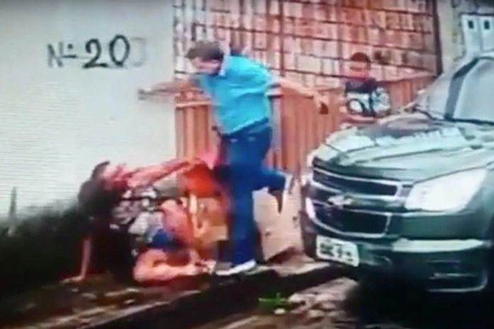 O pastor da igreja Pentecostal espancou a Nelma, com socos e pontapés.