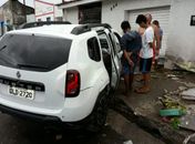 Motorista perde controle de carro e bate contra parede de salão de beleza