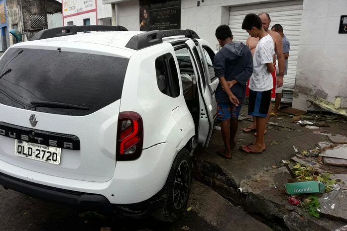 Motorista perde controle de carro e bate contra parede de salão de beleza