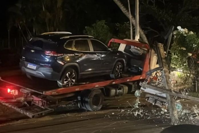 Caminhão guincho colide contra poste em trecho da AL-101 Norte