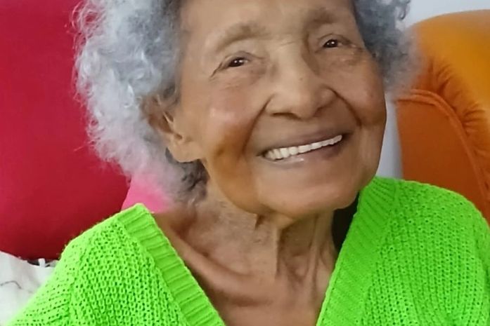 Dei a Alda Barros, minha mãe, um casaco de frio cor verde esperança, para agasalhar a alma nos tempos friorentos