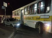 Ônibus escolar que transportava crianças colide com veículo em Arapiraca
