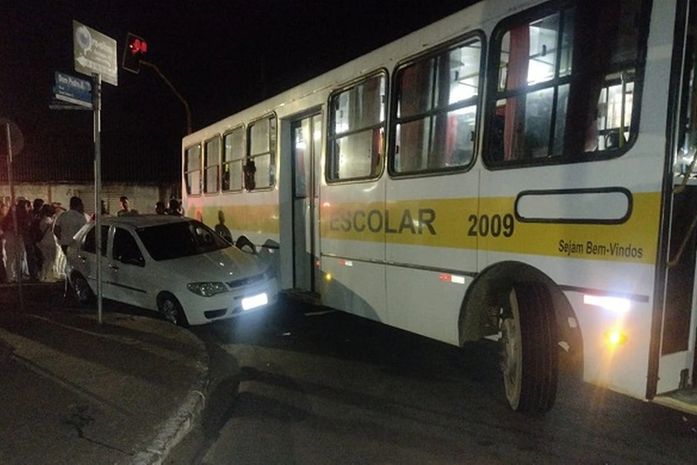 Ônibus escolar que transportava crianças colide com veículo em Arapiraca
