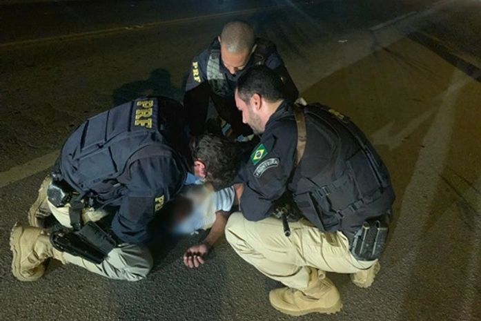 Agentes da PRF prestam auxílio a homem vítima de ataque epilético na BR 101