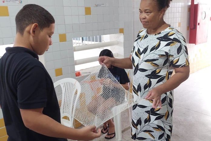 Alunos se dedicam ao aprendizado do bordado filé na sala de aula de escola do Pontal