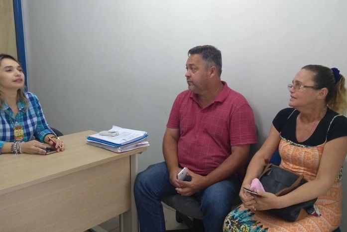Delegada Maria Angelita e os pais de Allan