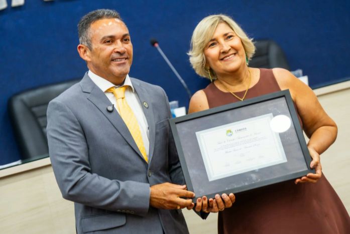 Câmara concede Título de Cidadã Benemérita à professora Tânia Almeida, subsecretária da Semed