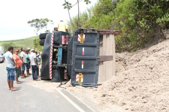 Carga ficou espalhada na pista