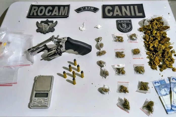 Denúncias levam Polícia Militar a apreender armas de fogo e mais de 3 Kg de drogas em Arapiraca