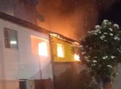 Bombeiros são acionados para conter incêndio em apartamento; veja vídeo