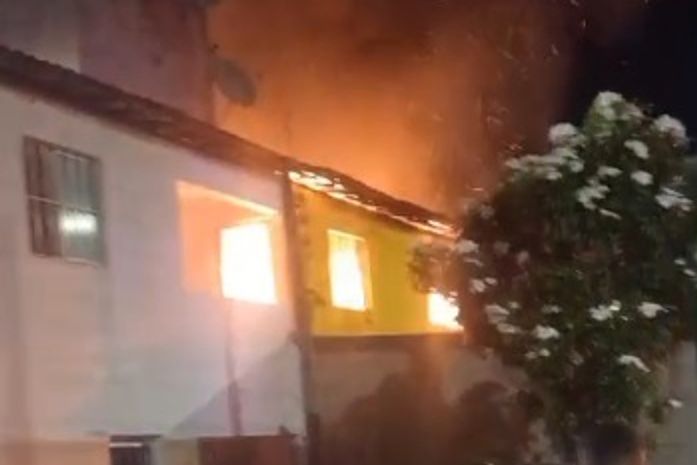 Bombeiros são acionados para conter incêndio em apartamento; veja vídeo