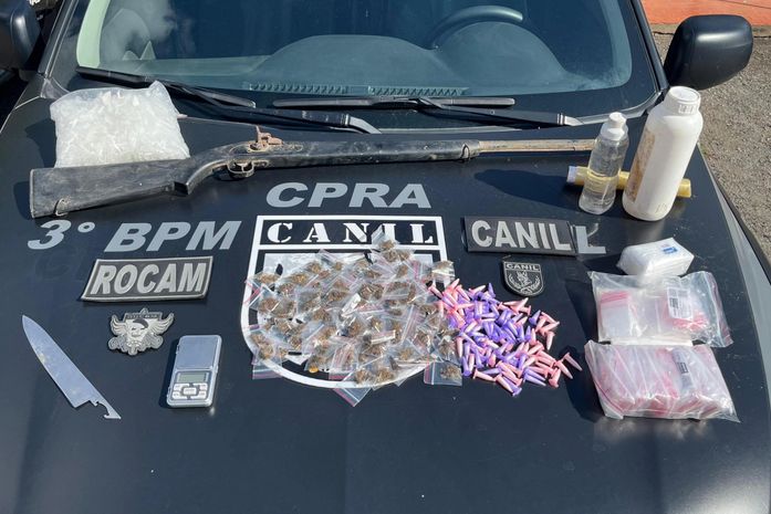 Cães farejadores ajudam PM a encontrar armas e drogas escondidas em mata no Agreste