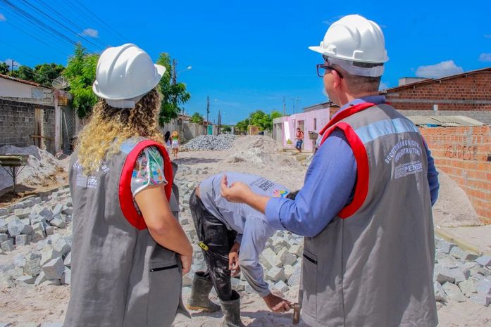 Prefeitura de Penedo está concluindo obras de pavimentação e drenagem em diferentes bairros