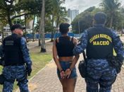 Maconha, cocaína e dinheiro: mulher é presa suspeita de tráfico de drogas na Orla da Pajuçara