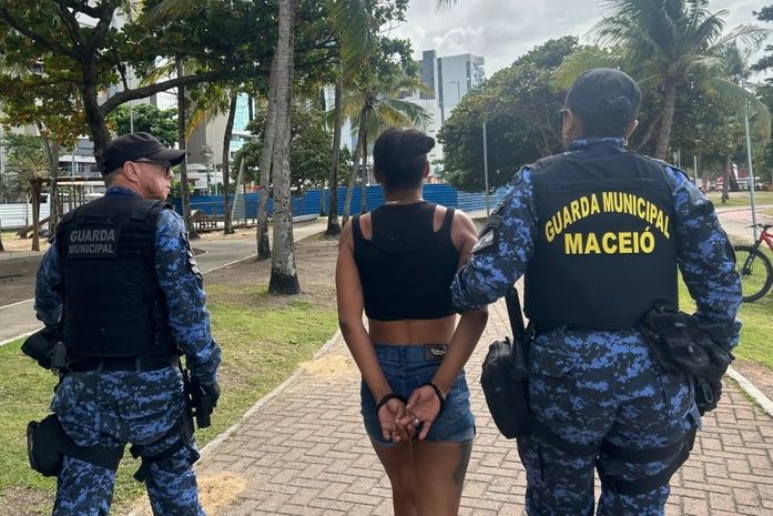 Maconha, cocaína e dinheiro: mulher é presa suspeita de tráfico de drogas na Orla da Pajuçara