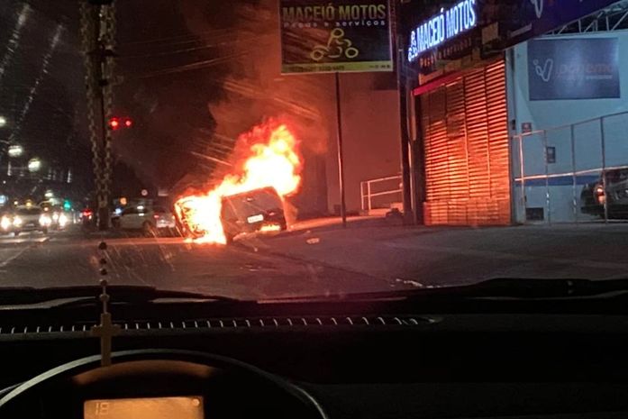 Veículo incendeia e explode na Avenida Rotary e assusta população; assista ao vídeo