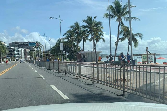 Grades de proteção voltam a ser instalada na orla de Maceió
